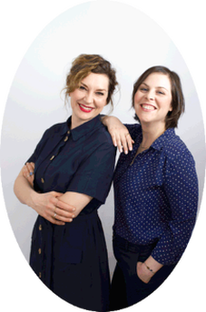 Foto von unseren zwei Therapeutinnen Naima Cosa und Magdalena Sroka zusammen, fröhlich lächelnd, offen und einladend in das Objektiv schauend.