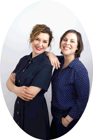 Foto von unseren zwei Therapeutinnen Naima Cosa und Magdalena Sroka zusammen, fröhlich lächelnd, offen und einladend in das Objektiv schauend.